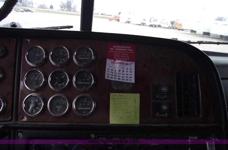 image for item C5954 2001 Peterbilt 379 semi truck