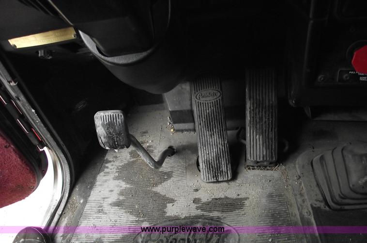 image for item C5954 2001 Peterbilt 379 semi truck