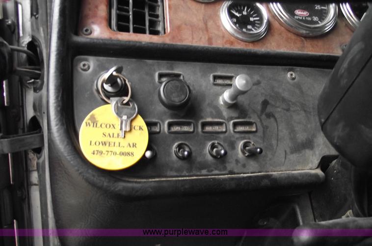 image for item C5954 2001 Peterbilt 379 semi truck