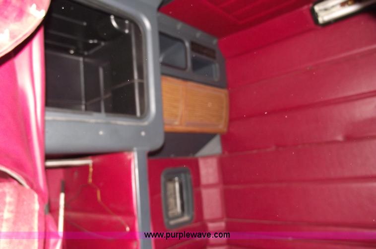 image for item C5954 2001 Peterbilt 379 semi truck