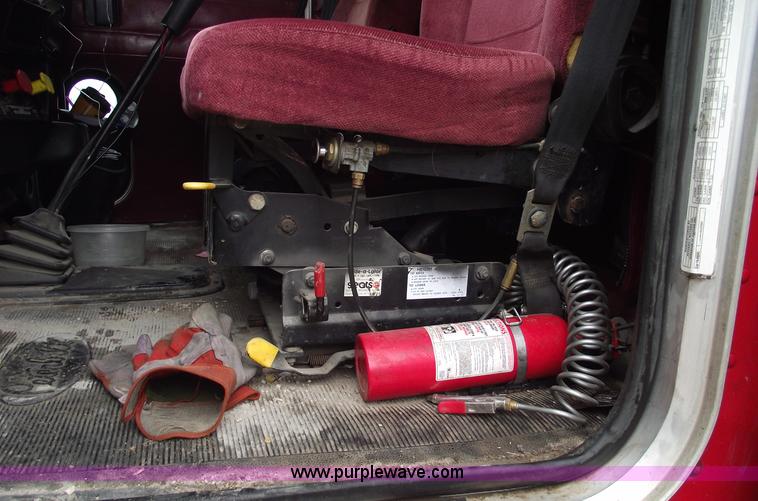 image for item C5954 2001 Peterbilt 379 semi truck