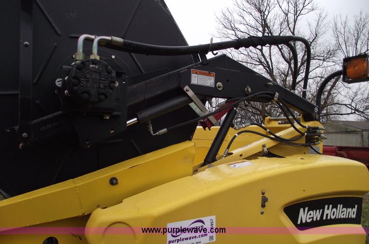 image for item C5957 2004 New Holland 74C 30' flex head