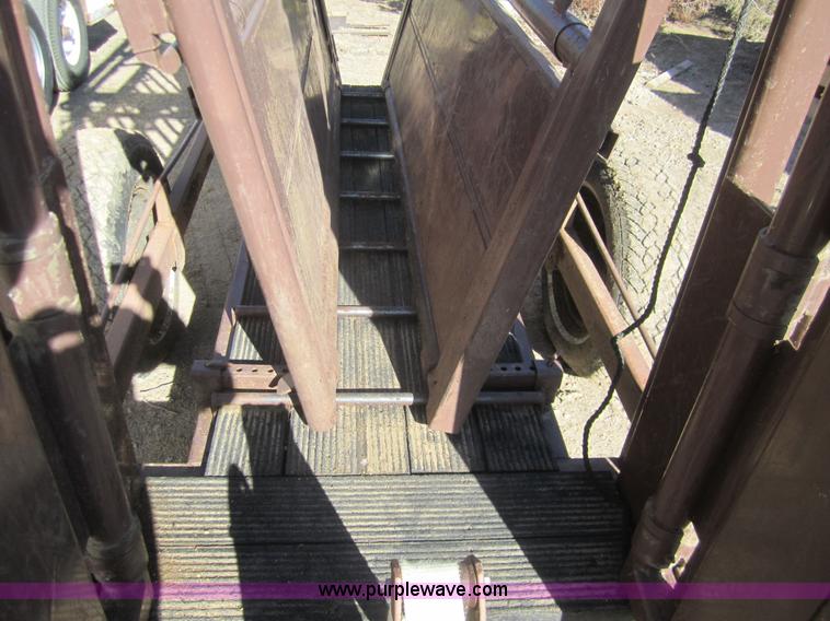 image for item C9900 Blattner portable squeeze chute