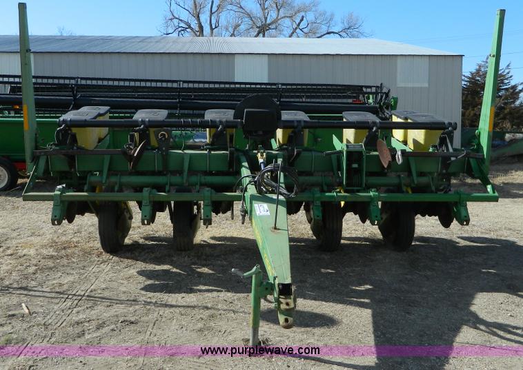 image for item D8748 John Deere 7200 split row planter