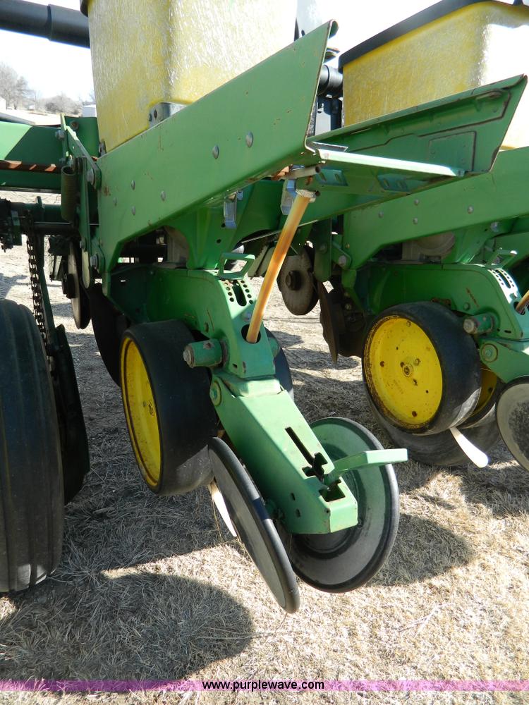 image for item D8748 John Deere 7200 split row planter