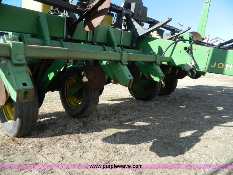 image for item D8748 John Deere 7200 split row planter