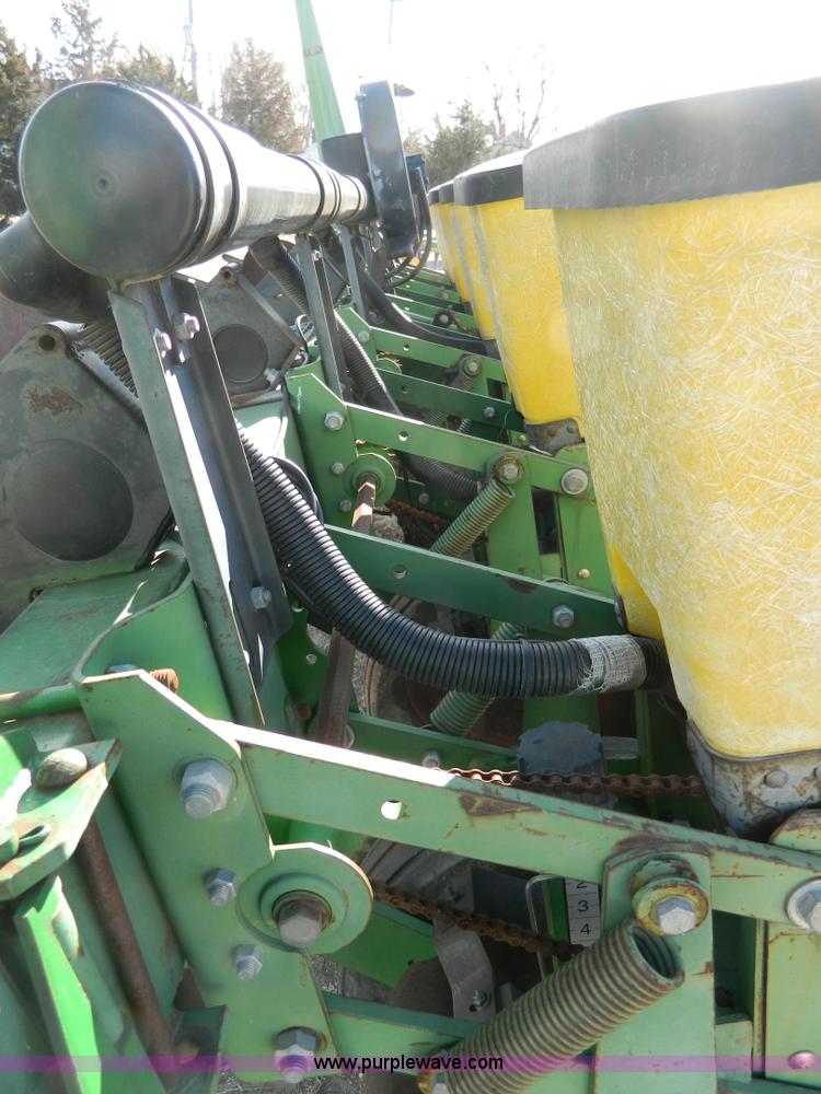 image for item D8748 John Deere 7200 split row planter