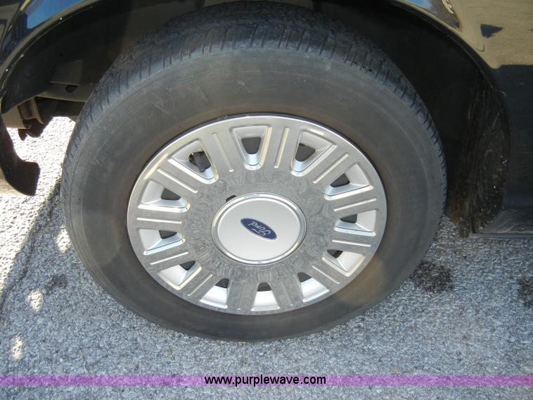 image for item A3422 2005 Ford Crown Victoria Police Interceptor