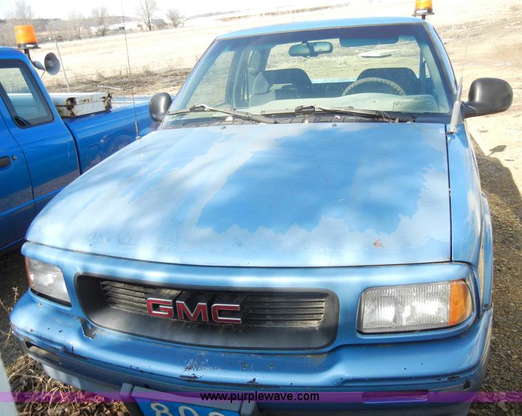 image for item A3488 1996 GMC Sonoma extended cab pickup truck