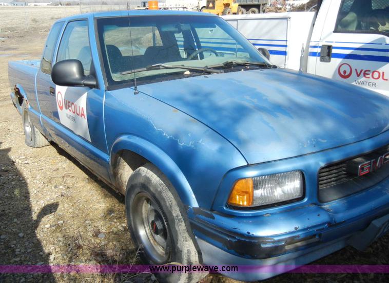 image for item A3488 1996 GMC Sonoma extended cab pickup truck