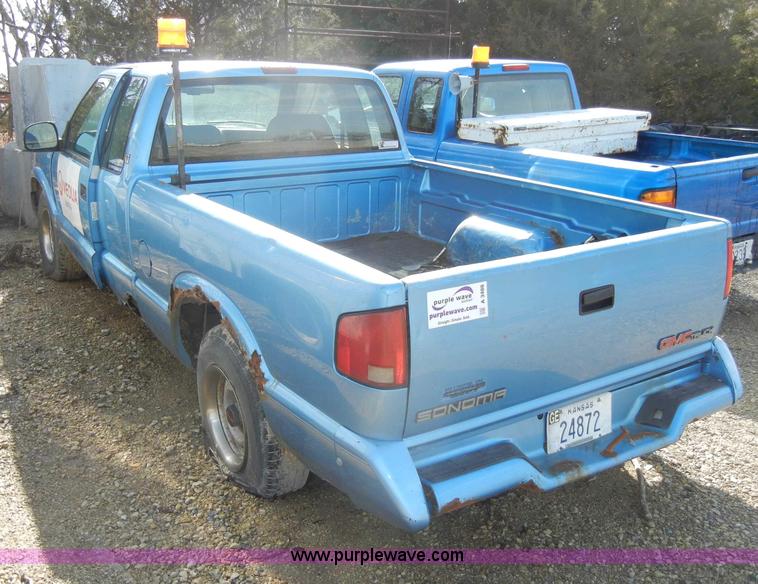 image for item A3488 1996 GMC Sonoma extended cab pickup truck