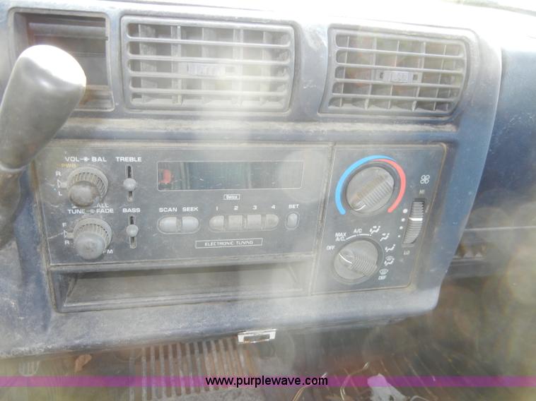 image for item A3488 1996 GMC Sonoma extended cab pickup truck
