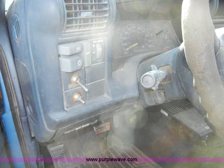 image for item A3488 1996 GMC Sonoma extended cab pickup truck