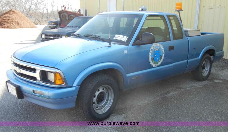 image for item A3496 1997 Chevrolet S10 LS extended cab pickup truck