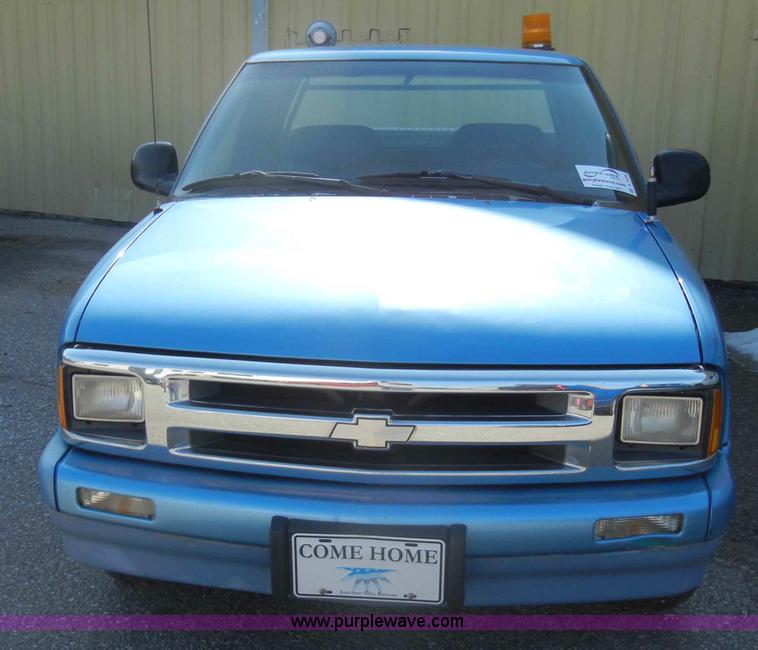 image for item A3496 1997 Chevrolet S10 LS extended cab pickup truck