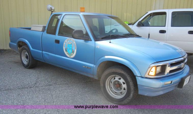image for item A3496 1997 Chevrolet S10 LS extended cab pickup truck
