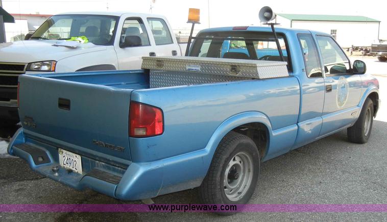image for item A3496 1997 Chevrolet S10 LS extended cab pickup truck