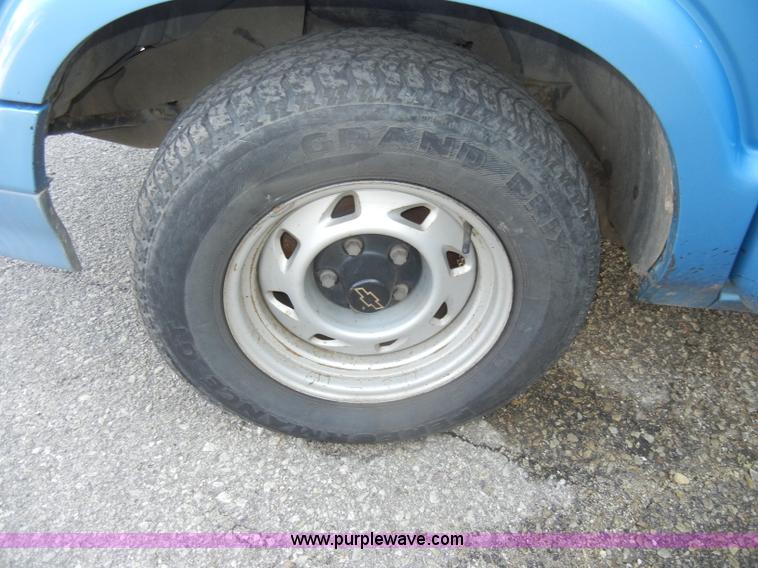 image for item A3496 1997 Chevrolet S10 LS extended cab pickup truck