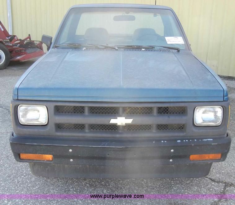 image for item A3498 1992 Chevrolet S10 pickup truck