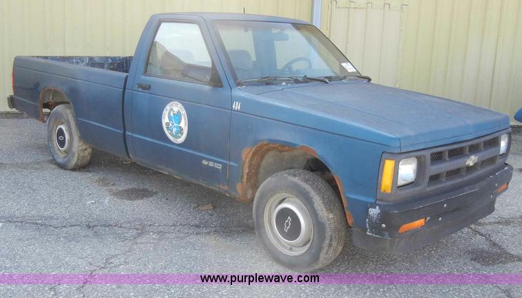 image for item A3498 1992 Chevrolet S10 pickup truck