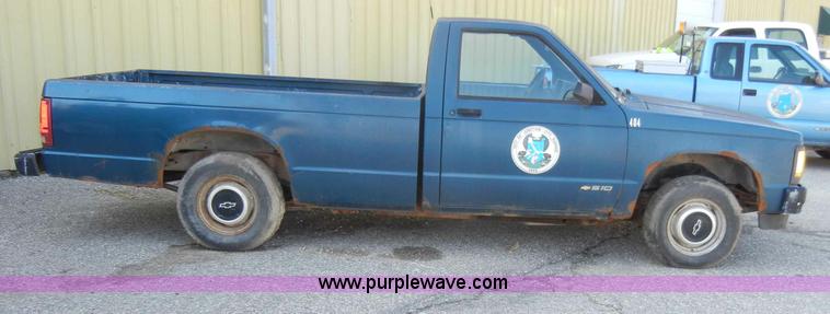 image for item A3498 1992 Chevrolet S10 pickup truck
