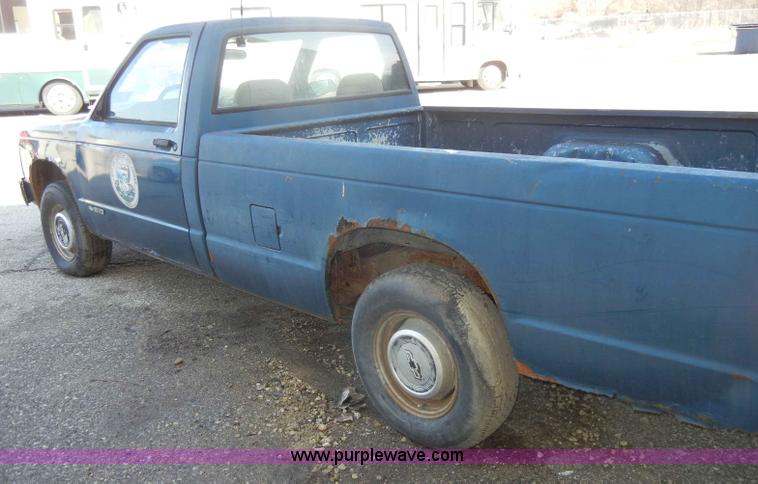 image for item A3498 1992 Chevrolet S10 pickup truck