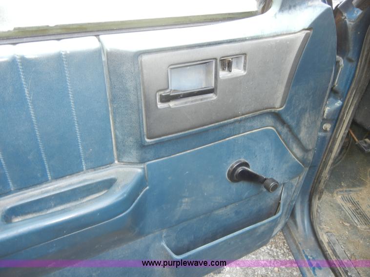 image for item A3498 1992 Chevrolet S10 pickup truck