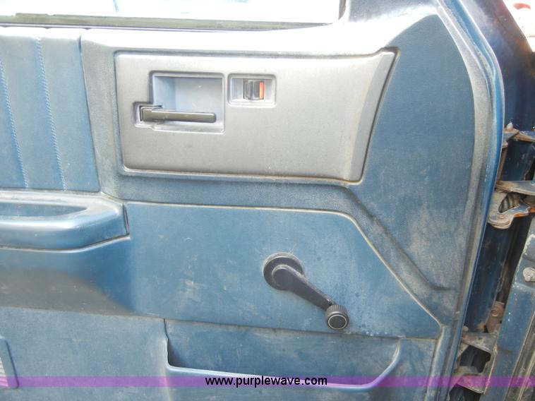 image for item A3498 1992 Chevrolet S10 pickup truck