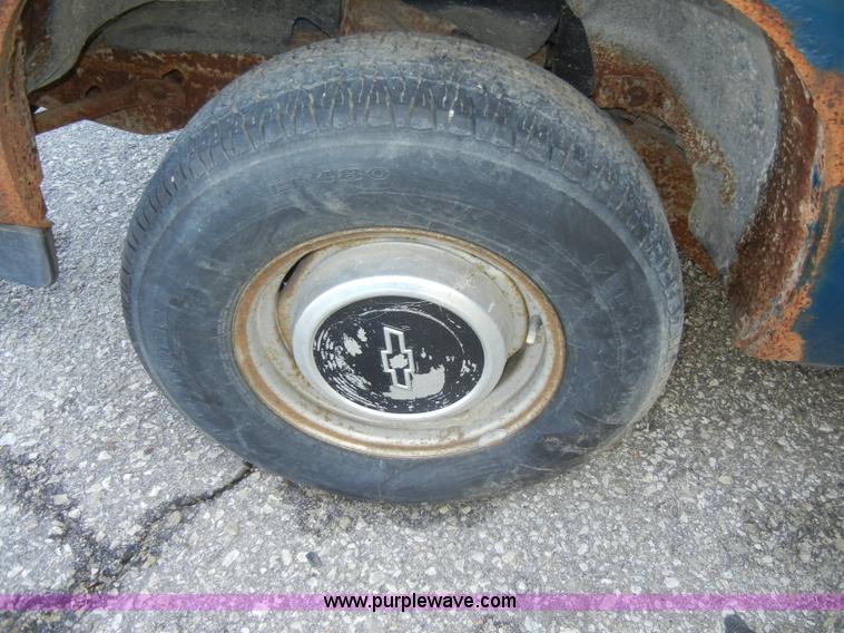 image for item A3498 1992 Chevrolet S10 pickup truck