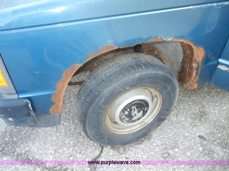 image for item A3498 1992 Chevrolet S10 pickup truck