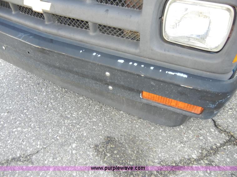 image for item A3498 1992 Chevrolet S10 pickup truck