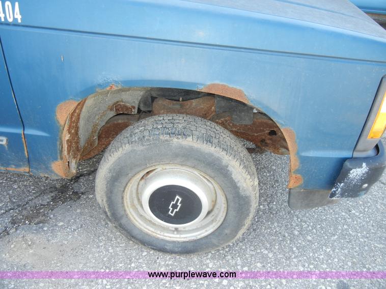 image for item A3498 1992 Chevrolet S10 pickup truck