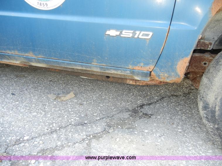 image for item A3498 1992 Chevrolet S10 pickup truck