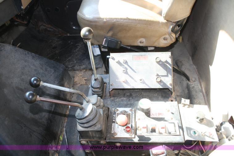 image for item A6976 1991 International 4900 dump truck