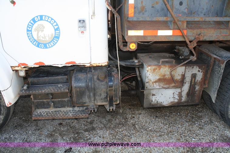 image for item A6976 1991 International 4900 dump truck