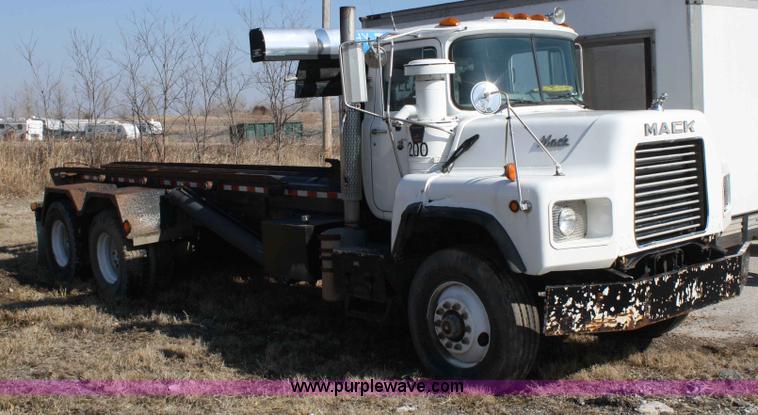 image for item A6977 1995 Mack DM688S roll off truck