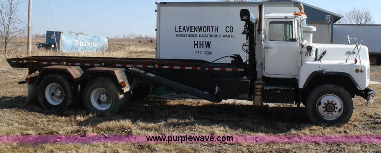 image for item A6977 1995 Mack DM688S roll off truck