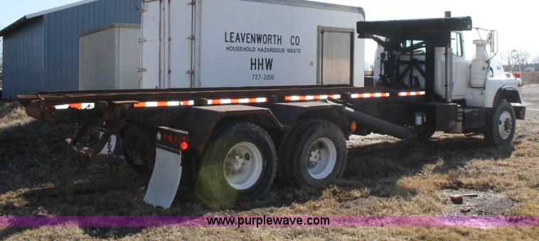 image for item A6977 1995 Mack DM688S roll off truck