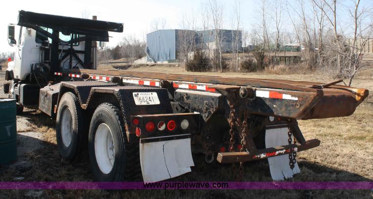 image for item A6977 1995 Mack DM688S roll off truck