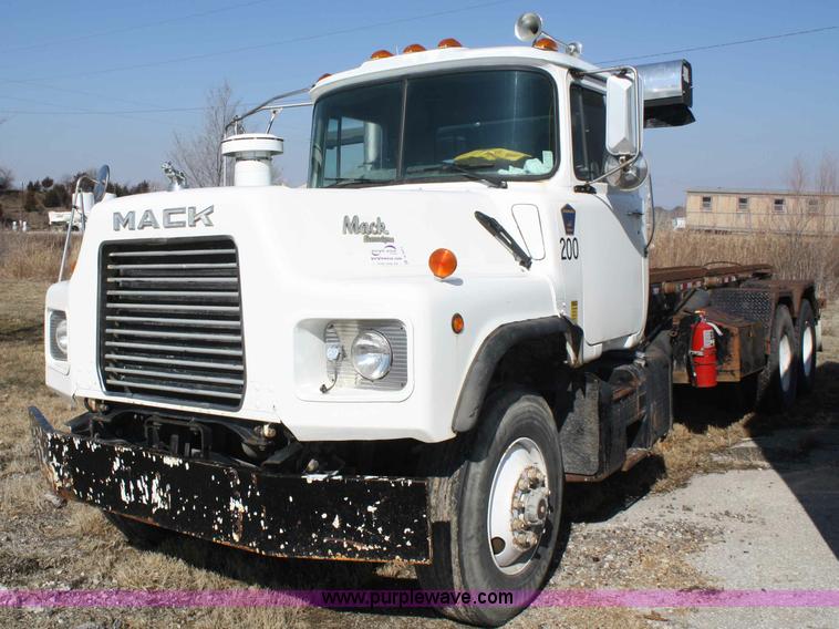 image for item A6977 1995 Mack DM688S roll off truck