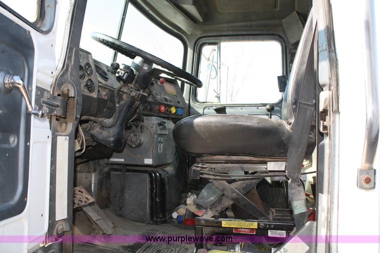 image for item A6977 1995 Mack DM688S roll off truck