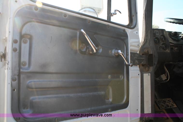 image for item A6977 1995 Mack DM688S roll off truck