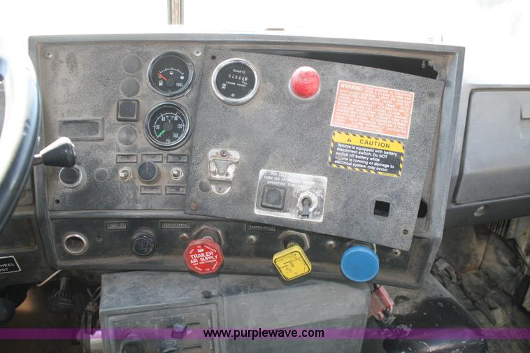 image for item A6977 1995 Mack DM688S roll off truck