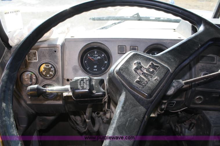 image for item A6977 1995 Mack DM688S roll off truck