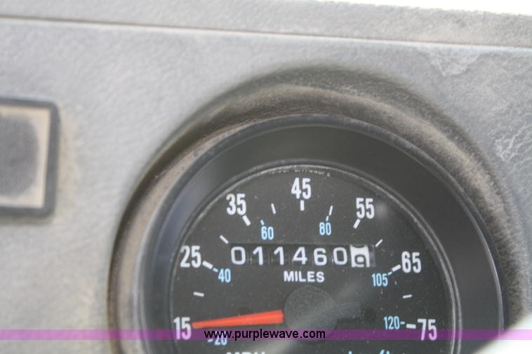 image for item A6977 1995 Mack DM688S roll off truck