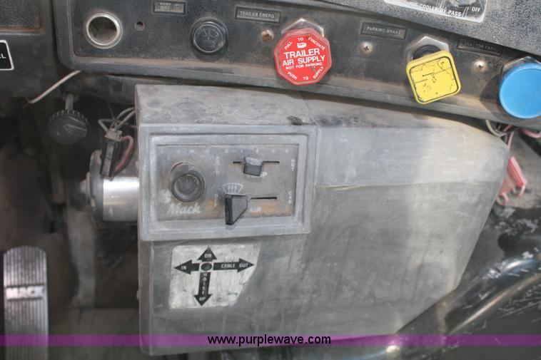 image for item A6977 1995 Mack DM688S roll off truck