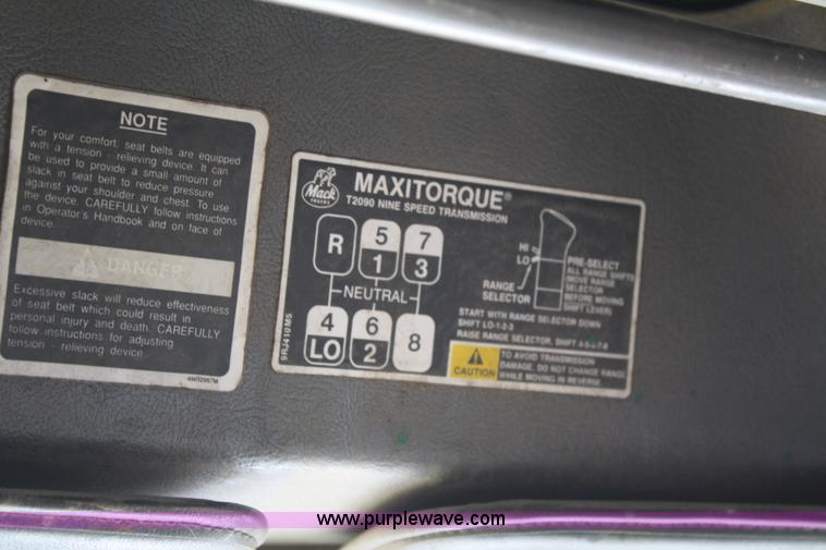 image for item A6977 1995 Mack DM688S roll off truck