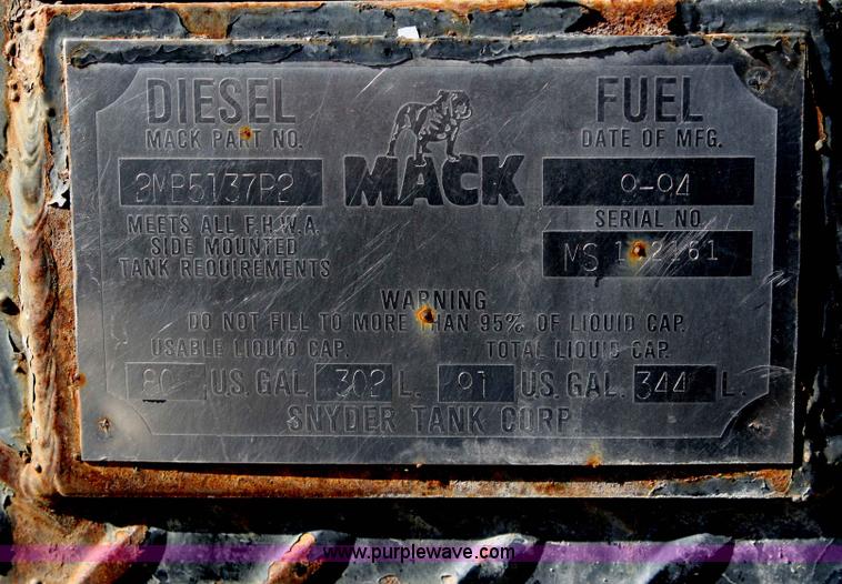 image for item A6977 1995 Mack DM688S roll off truck