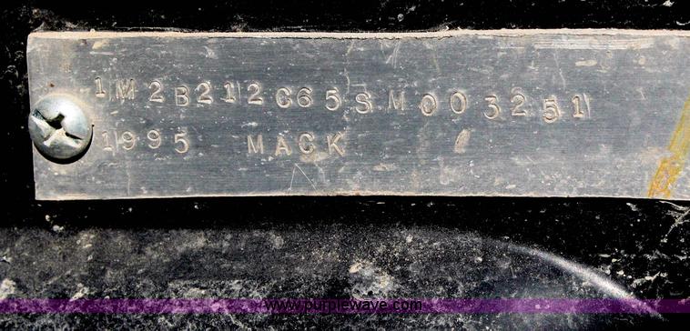 image for item A6977 1995 Mack DM688S roll off truck