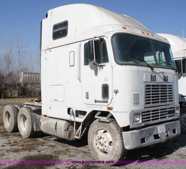 image for item A6978 1995 International 9600 semi truck